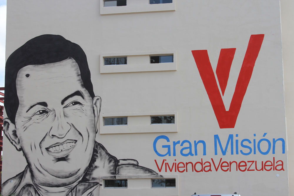 Gobierno venezolano anuncia financiación de viviendas con Petro
