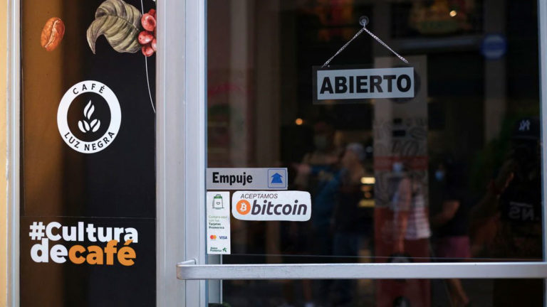 Riesgo Fiscal "Extremadamente Mínimo" para El Salvador por la Caída del Bitcoin