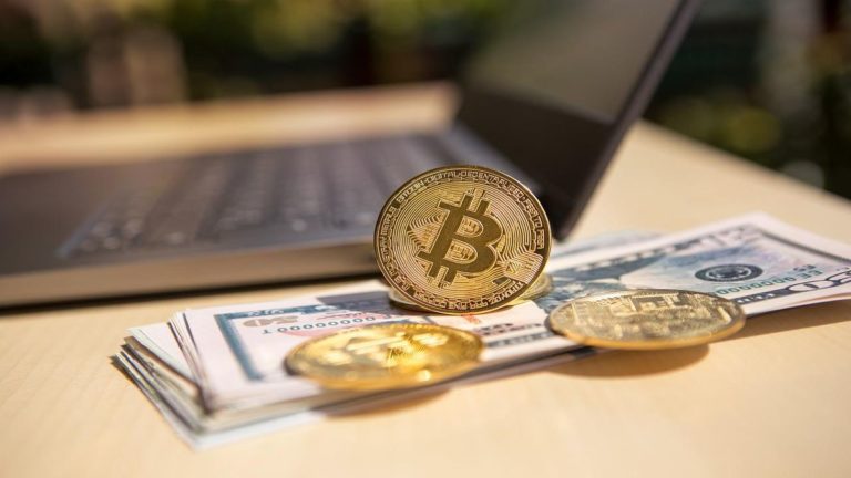 Según una Encuesta, Wall Street Cree que el Bitcoin Puede Caer Hasta 10K